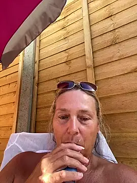 Blondnboujee53 webcam