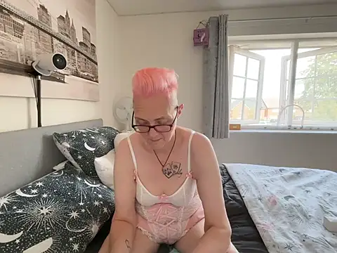 Curvy-Jinx webcam