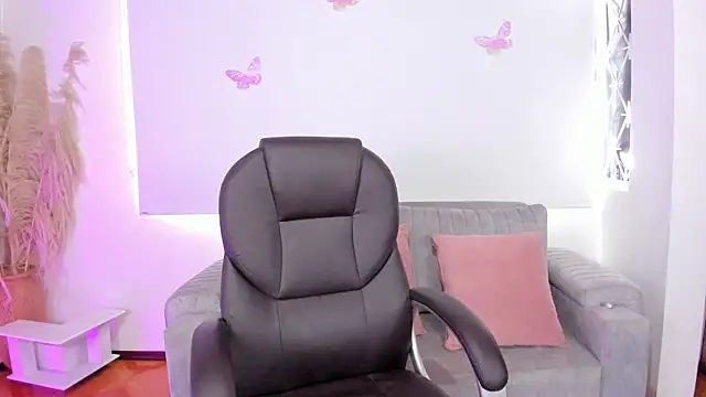 NaomiSaenz_ webcam