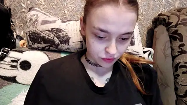 caradelevingnee (F teen) - Show my tongue :)