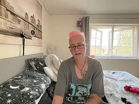 Curvy-Jinx webcam