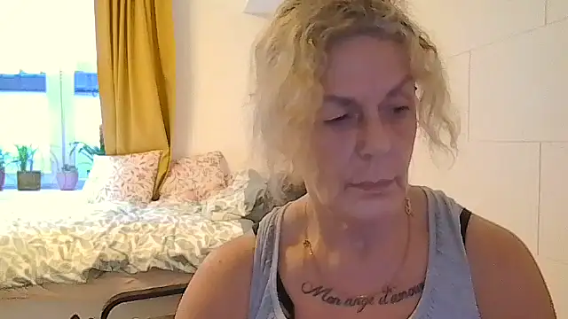 belgianshantie live cam on StripChat