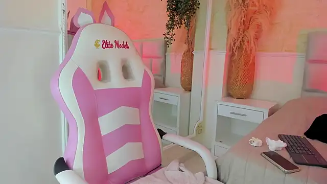 CarolineFyre webcam