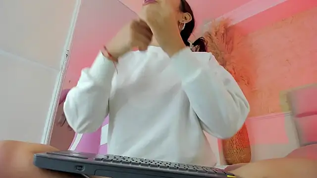 CarolineFyre webcam