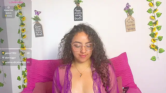 emiily_curly live cam on StripChat