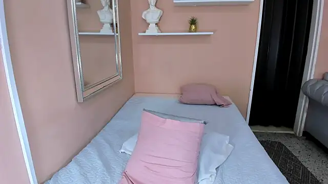 Queen_Curvy01 webcam