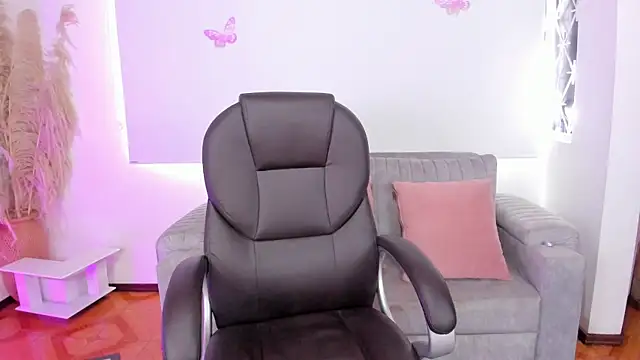NaomiSaenz_ webcam