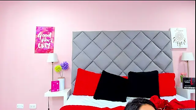 NahomyAdams webcam