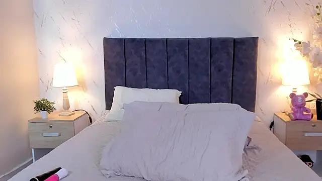 Emilly_Beaumont live cam on StripChat