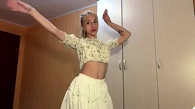 FiveFootBlonde webcam