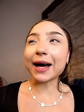 Mia_Luxor webcam