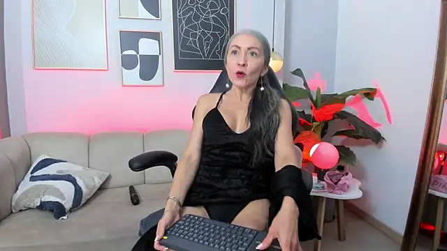 _Nicoletteshea_ webcam