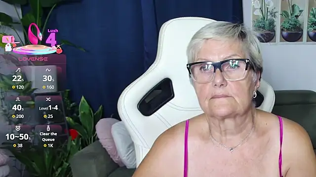 Selenna57 live cam on StripChat