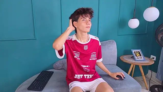 christopher_robin4 (M twink) - Undress slowly and get your cock hard