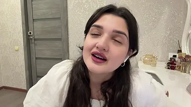 IzzabelSun live cam on StripChat