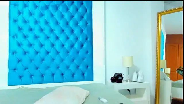 mia_elliethh webcam