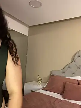 AlmaraRouge live cam on StripChat