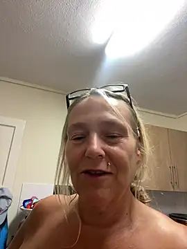 Blondnboujee53 webcam