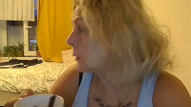 belgianshantie live cam on StripChat