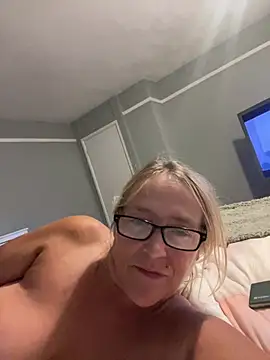 Blondnboujee53 webcam