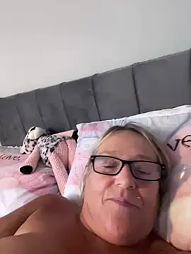 Blondnboujee53 webcam