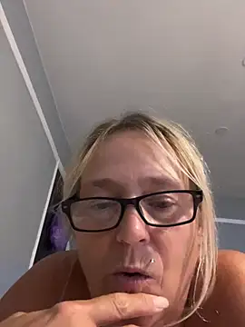 Blondnboujee53 webcam