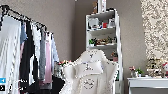 Maya_NextDoor webcam