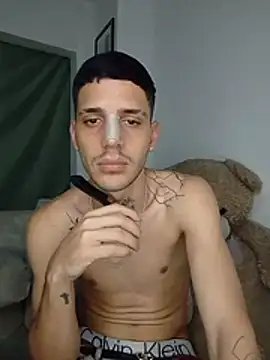 MaxHornyLatin webcam