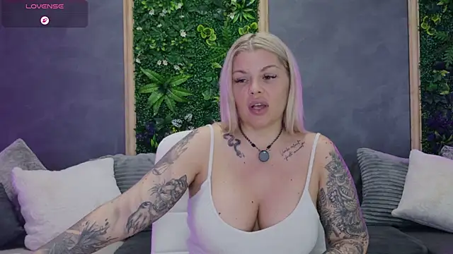 Issa_Jo webcam