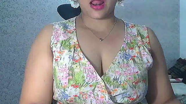 SimmiQueen_77 webcam