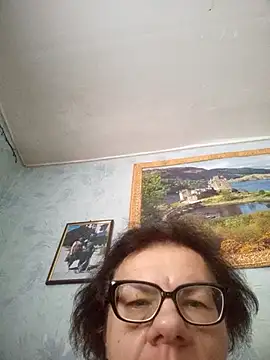 Olena72531 live cam on StripChat