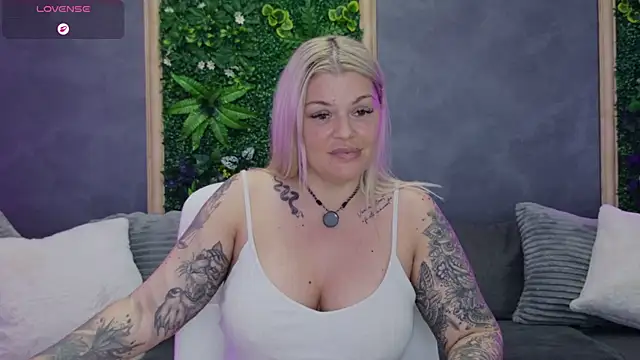 Issa_Jo webcam