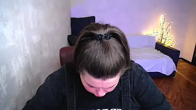 Emily_Mo live cam on StripChat