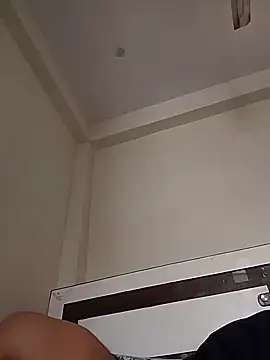 Realcumshow webcam