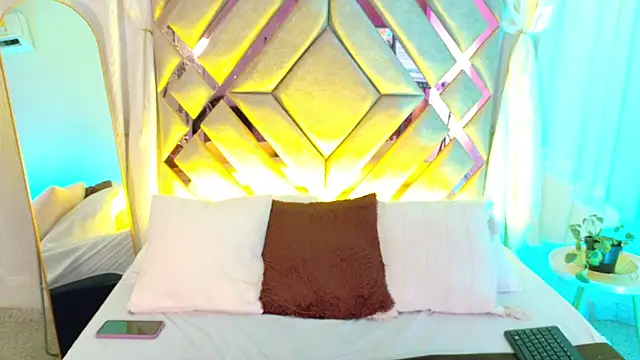 MilaMonroeX webcam