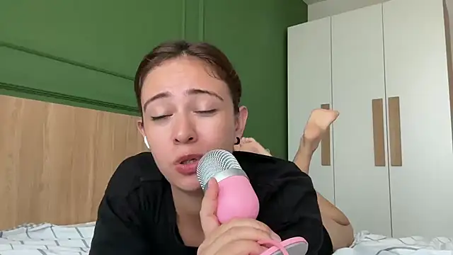Clara_June webcam