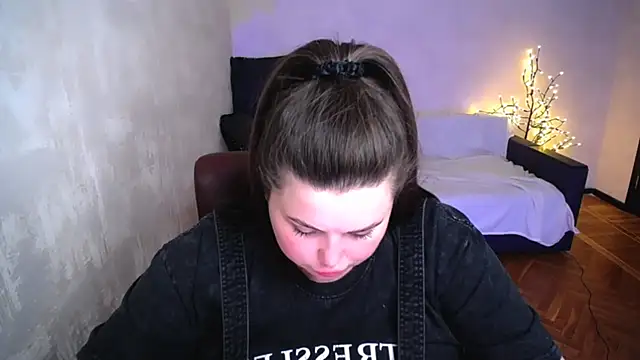 Emily_Mo live cam on StripChat