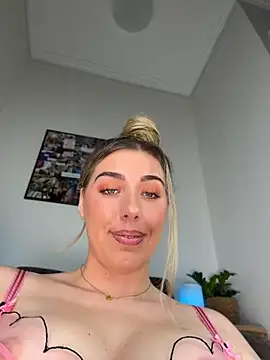 Aussielulu live cam on StripChat