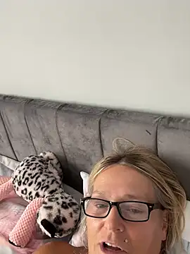 Blondnboujee53 webcam
