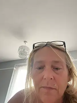 Blondnboujee53 webcam