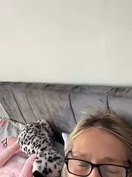 Blondnboujee53 webcam