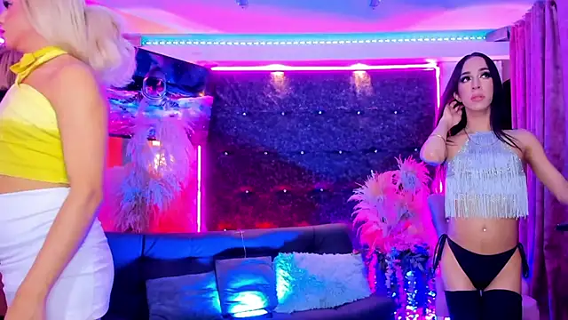 Queens_Wonders_Blonders webcam