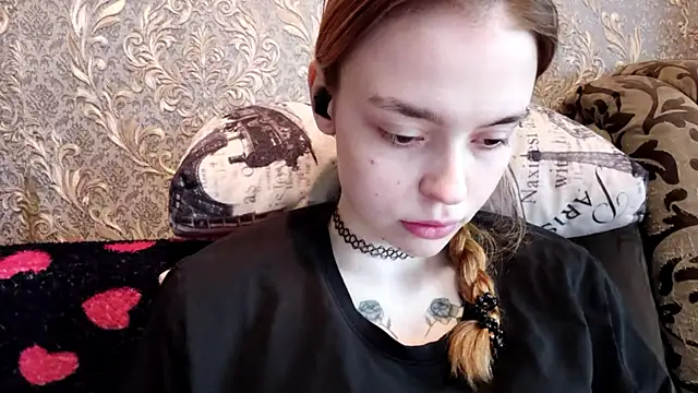 CaraDelevingnee webcam