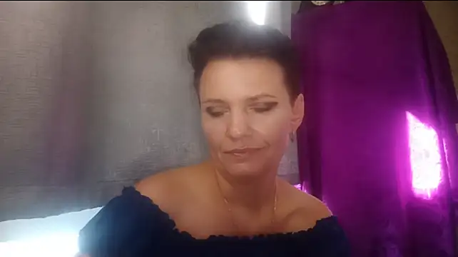 HotMamaQueen234 webcam