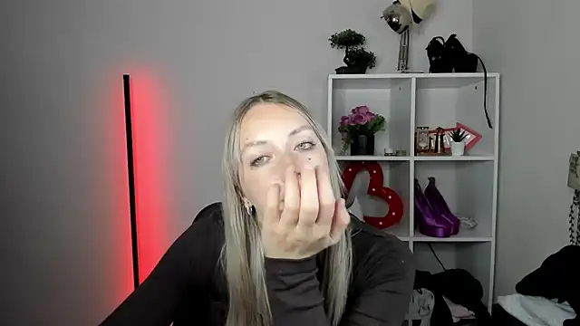 EvelynBlond webcam