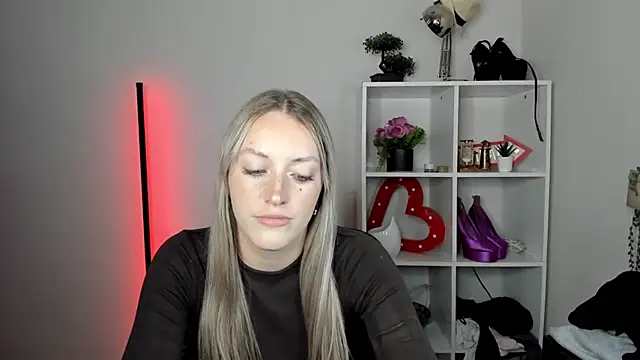 EvelynBlond webcam