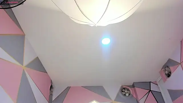 Zoenaughty18__ webcam
