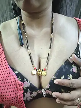 bhuvana_555 (F milf) - Pussy oil massage in public