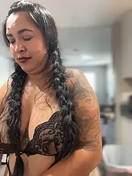 latina_curvy22 webcam