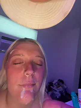 Blondebarbie21 webcam